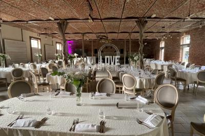 Miniature La salle La Bergerie, La Gentilhommière Un vélo ancien posé près de caisses en bois et d'objets décoratifs dans un jardin verdoyant.