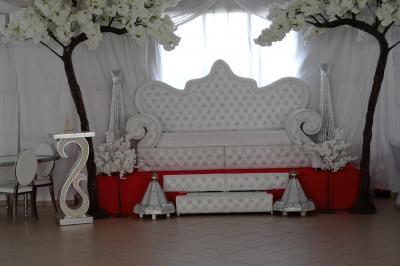 Plateaux de fruits frais composés de bananes, ananas, raisins, fraises, oranges et pastèques, décorés avec des couteaux.