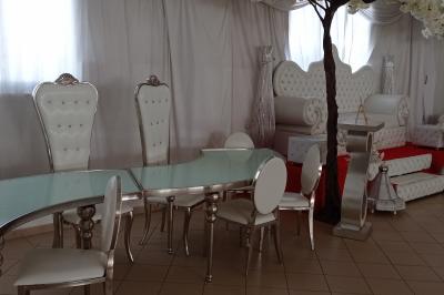 Plateaux de fruits frais composés de bananes, ananas, raisins, fraises, oranges et pastèques, décorés avec des couteaux.