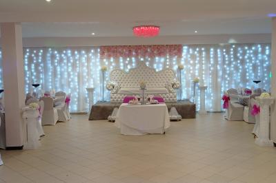 Plateaux de fruits frais composés de bananes, ananas, raisins, fraises, oranges et pastèques, décorés avec des couteaux.