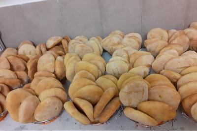 Plateaux de fruits frais composés de bananes, ananas, raisins, fraises, oranges et pastèques, décorés avec des couteaux.