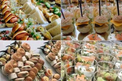 Plateaux de fruits frais composés de bananes, ananas, raisins, fraises, oranges et pastèques, décorés avec des couteaux.