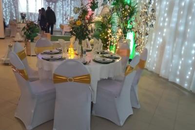 Plateaux de fruits frais composés de bananes, ananas, raisins, fraises, oranges et pastèques, décorés avec des couteaux.