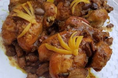 Plateaux de fruits frais composés de bananes, ananas, raisins, fraises, oranges et pastèques, décorés avec des couteaux.