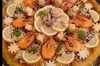 Plateaux de fruits frais composés de bananes, ananas, raisins, fraises, oranges et pastèques, décorés avec des couteaux.