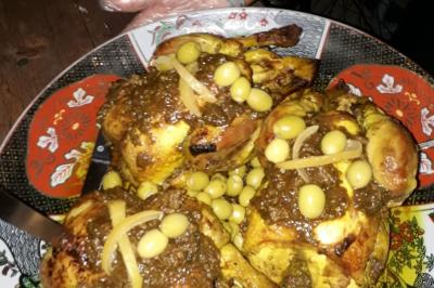 Plateaux de fruits frais composés de bananes, ananas, raisins, fraises, oranges et pastèques, décorés avec des couteaux.