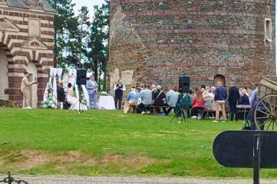 Miniature Location salle Dampierre (Calvados) - Château de Dampierre #16 Château illuminé de nuit avec des murs en pierre, entouré d'arbres et d'une chaîne métallique au premier plan.