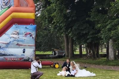 Miniature Location salle Dampierre (Calvados) - Château de Dampierre #24 Château illuminé de nuit avec des murs en pierre, entouré d'arbres et d'une chaîne métallique au premier plan.