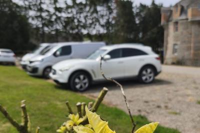 Miniature Location salle Dampierre (Calvados) - Château de Dampierre #26 Château illuminé de nuit avec des murs en pierre, entouré d'arbres et d'une chaîne métallique au premier plan.