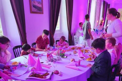 Miniature Location salle Dampierre (Calvados) - Château de Dampierre #10 Château illuminé de nuit avec des murs en pierre, entouré d'arbres et d'une chaîne métallique au premier plan.