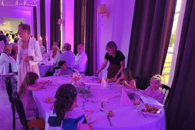 Miniature Location salle Dampierre (Calvados) - Château de Dampierre #11 Château illuminé de nuit avec des murs en pierre, entouré d'arbres et d'une chaîne métallique au premier plan.