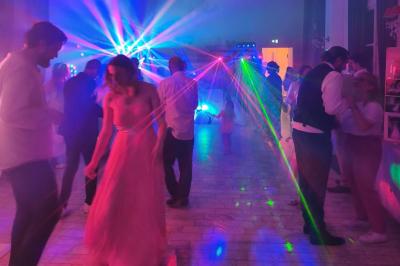 Miniature Location salle Dampierre (Calvados) - Château de Dampierre #12 Château illuminé de nuit avec des murs en pierre, entouré d'arbres et d'une chaîne métallique au premier plan.