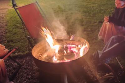 Miniature Location salle Dampierre (Calvados) - Château de Dampierre #29 Château illuminé de nuit avec des murs en pierre, entouré d'arbres et d'une chaîne métallique au premier plan.