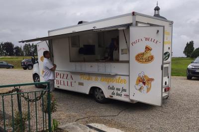 Miniature Location salle Dampierre (Calvados) - Château de Dampierre #31 Château illuminé de nuit avec des murs en pierre, entouré d'arbres et d'une chaîne métallique au premier plan.