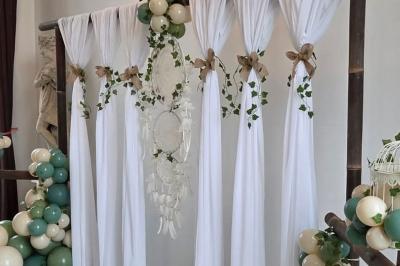 Miniature Location salle Dampierre (Calvados) - Château de Dampierre #6 Château illuminé de nuit avec des murs en pierre, entouré d'arbres et d'une chaîne métallique au premier plan.