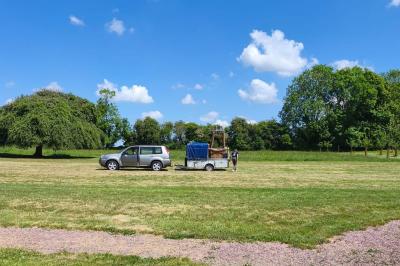 Miniature Location salle Dampierre (Calvados) - Château de Dampierre #27 Château illuminé de nuit avec des murs en pierre, entouré d'arbres et d'une chaîne métallique au premier plan.