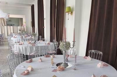 Miniature Location salle Dampierre (Calvados) - Château de Dampierre #5 Château illuminé de nuit avec des murs en pierre, entouré d'arbres et d'une chaîne métallique au premier plan.