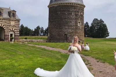 Miniature Location salle Dampierre (Calvados) - Château de Dampierre #21 Château illuminé de nuit avec des murs en pierre, entouré d'arbres et d'une chaîne métallique au premier plan.