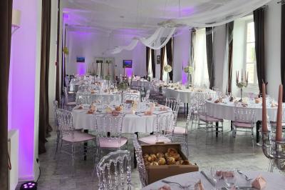 Miniature Location salle Dampierre (Calvados) - Château de Dampierre #2 Château illuminé de nuit avec des murs en pierre, entouré d'arbres et d'une chaîne métallique au premier plan.