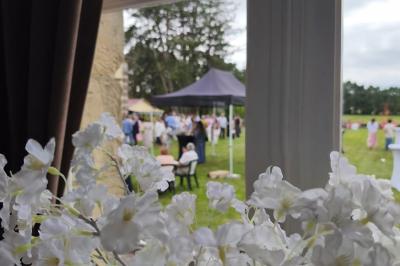 Miniature Location salle Dampierre (Calvados) - Château de Dampierre #7 Château illuminé de nuit avec des murs en pierre, entouré d'arbres et d'une chaîne métallique au premier plan.