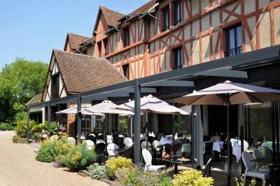 Miniature Location salle Cloyes-les-Trois-Rivières (Eure-et-Loir) - Le Saint Jacques #2 Chambre avec lit double, deux fauteuils rayés, table basse blanche et décoration murale dans un intérieur moderne.