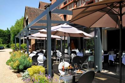 Miniature Location salle Cloyes-les-Trois-Rivières (Eure-et-Loir) - Le Saint Jacques #3 Chambre avec lit double, deux fauteuils rayés, table basse blanche et décoration murale dans un intérieur moderne.