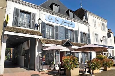 Miniature Location salle Cloyes-les-Trois-Rivières (Eure-et-Loir) - Le Saint Jacques #1 Chambre avec lit double, deux fauteuils rayés, table basse blanche et décoration murale dans un intérieur moderne.