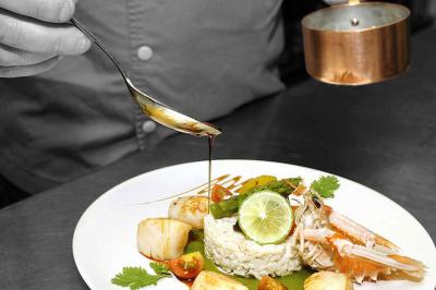 Miniature Location salle Cloyes-les-Trois-Rivières (Eure-et-Loir) - Le Saint Jacques #6 Chambre avec lit double, deux fauteuils rayés, table basse blanche et décoration murale dans un intérieur moderne.