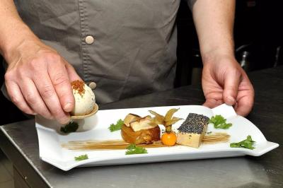Miniature Location salle Cloyes-les-Trois-Rivières (Eure-et-Loir) - Le Saint Jacques #5 Chambre avec lit double, deux fauteuils rayés, table basse blanche et décoration murale dans un intérieur moderne.