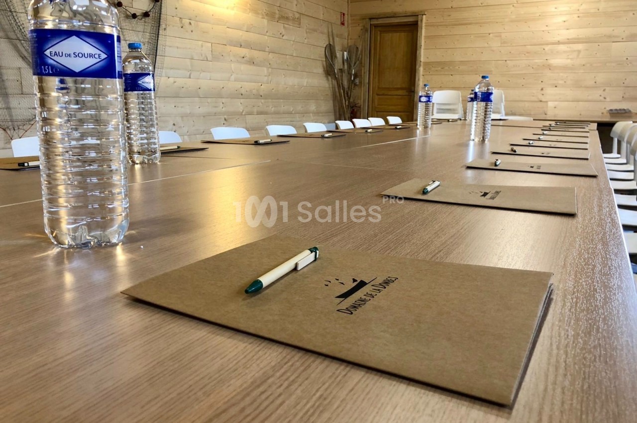 Mise en place salle séminaire Domaine de la Dombes Ain
