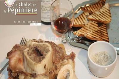 Miniature Location salle Roncq (Nord) - Le Chalet de la Pepinière #22 Assiette d'os à moelle avec pain grillé, verre de vin rouge et sel, posés sur une table avec une bouteille en arrière-plan.