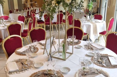 Miniature Location salle Roncq (Nord) - Le Chalet de la Pepinière #4 Assiette d'os à moelle avec pain grillé, verre de vin rouge et sel, posés sur une table avec une bouteille en arrière-plan.