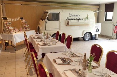 Miniature Location salle Roncq (Nord) - Le Chalet de la Pepinière #5 Assiette d'os à moelle avec pain grillé, verre de vin rouge et sel, posés sur une table avec une bouteille en arrière-plan.