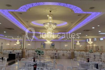 Miniature Location salle Stains (Seine-Saint-Denis) - Salle Mélodie #3 Salle de réception décorée avec tables dressées, compositions florales, buffet, plats servis et pièce montée.