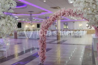 Miniature Location salle Stains (Seine-Saint-Denis) - Salle Mélodie #20 Salle de réception décorée avec tables dressées, compositions florales, buffet, plats servis et pièce montée.