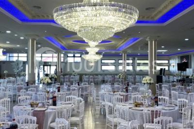 Miniature Location salle Stains (Seine-Saint-Denis) - Salle Mélodie #18 Salle de réception décorée avec tables dressées, compositions florales, buffet, plats servis et pièce montée.