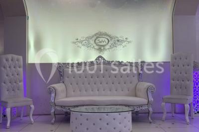 Miniature Location salle Stains (Seine-Saint-Denis) - Salle Mélodie #16 Salle de réception décorée avec tables dressées, compositions florales, buffet, plats servis et pièce montée.