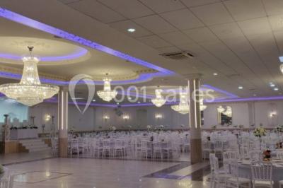 Miniature Location salle Stains (Seine-Saint-Denis) - Salle Mélodie #7 Salle de réception décorée avec tables dressées, compositions florales, buffet, plats servis et pièce montée.