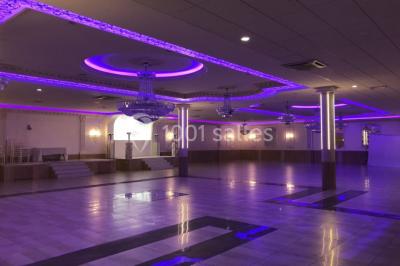 Miniature Location salle Stains (Seine-Saint-Denis) - Salle Mélodie #6 Salle de réception décorée avec tables dressées, compositions florales, buffet, plats servis et pièce montée.