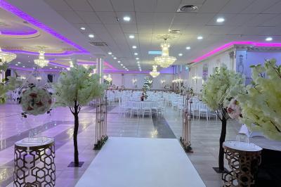 Miniature Location salle Stains (Seine-Saint-Denis) - Salle Mélodie #1 Salle de réception décorée avec tables dressées, compositions florales, buffet, plats servis et pièce montée.