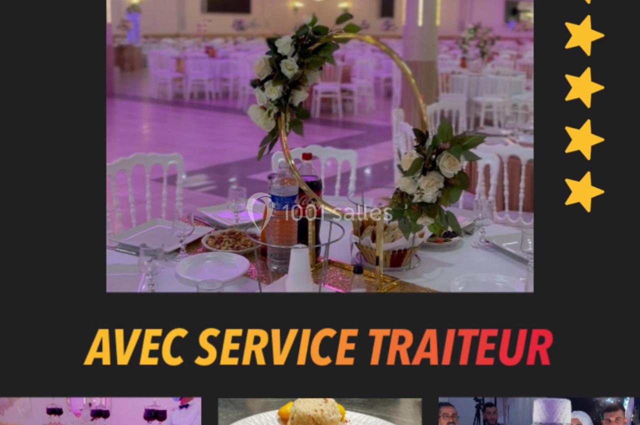 Salle de réception décorée avec tables dressées, compositions florales, buffet, plats servis et pièce montée.