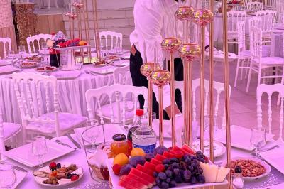 Miniature Location salle Stains (Seine-Saint-Denis) - Salle Mélodie #13 Salle de réception décorée avec tables dressées, compositions florales, buffet, plats servis et pièce montée.