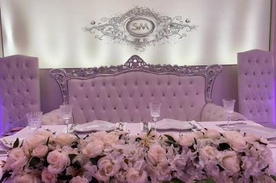 Miniature Location salle Stains (Seine-Saint-Denis) - Salle Mélodie #15 Salle de réception décorée avec tables dressées, compositions florales, buffet, plats servis et pièce montée.