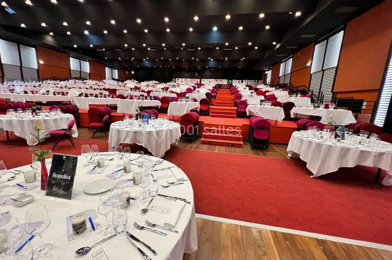 Location salle La Grande-Motte (Hérault) - Pasino de la Grande Motte #7 Salle de réception avec tables rondes dressées, nappes blanches, vaisselle élégante et sièges rouges disposés en gradins.
