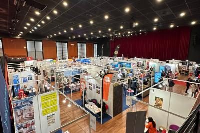 Miniature Location salle La Grande-Motte (Hérault) - Pasino de la Grande Motte #6 Salle avec structures gonflables colorées, tables, chaises et stands installés pour un événement intérieur.