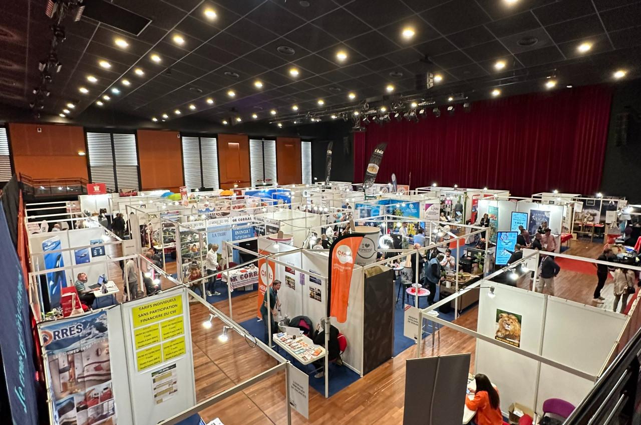 Location salle La Grande-Motte (Hérault) - Pasino de la Grande Motte #6 Vue plongeante sur un salon professionnel avec des stands alignés, des visiteurs et une salle éclairée.