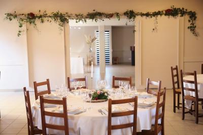 Chambre lumineuse avec lit double, armoire, téléviseur sur table et fenêtre donnant sur un extérieur verdoyant.