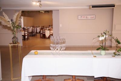 Chambre lumineuse avec lit double, armoire, téléviseur sur table et fenêtre donnant sur un extérieur verdoyant.