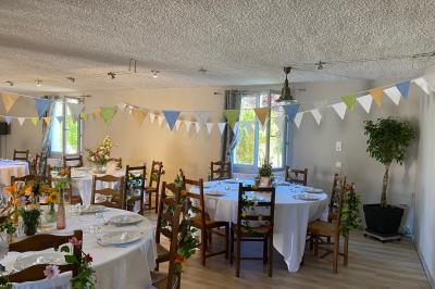 Chambre lumineuse avec lit double, armoire, téléviseur sur table et fenêtre donnant sur un extérieur verdoyant.