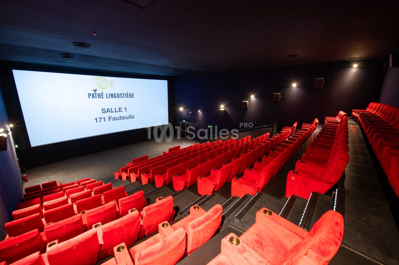 Salle de cinéma avec des rangées de fauteuils rouges et un écran affichant ’Pathé Lingostière, Salle 1, 171 fauteuils’.